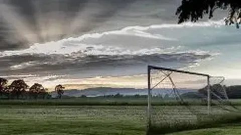 “卡塞米罗射门受阻，达洛特神速补射破铁闸！曼联惊险1-0险胜西汉姆联！”